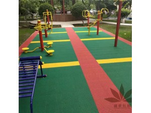铁路局公安局某小区户外健身区